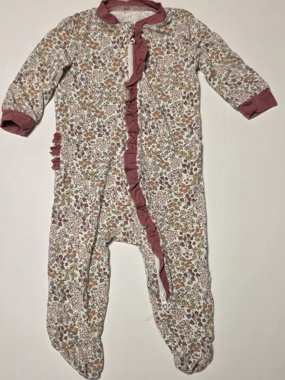 Floral Ruffle Footed Pajamas in Mauve Trim SIZE 0-3M